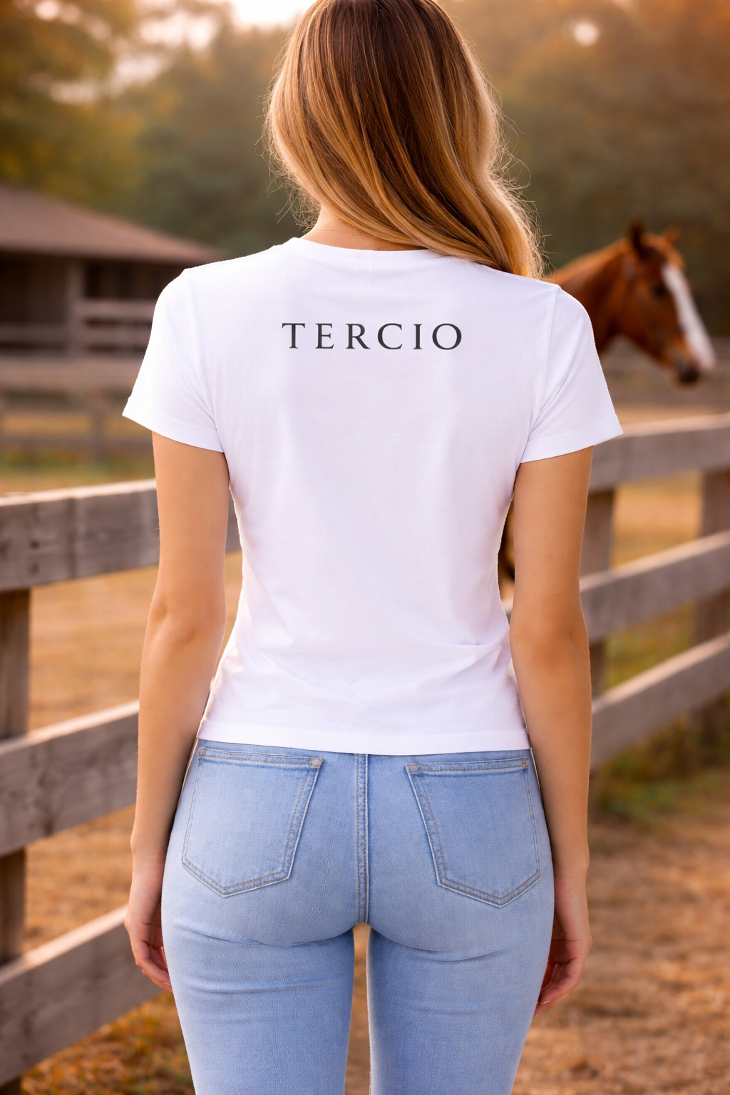 Camiseta mujer blanca “Huella Indomable” – estilo español TERCIO