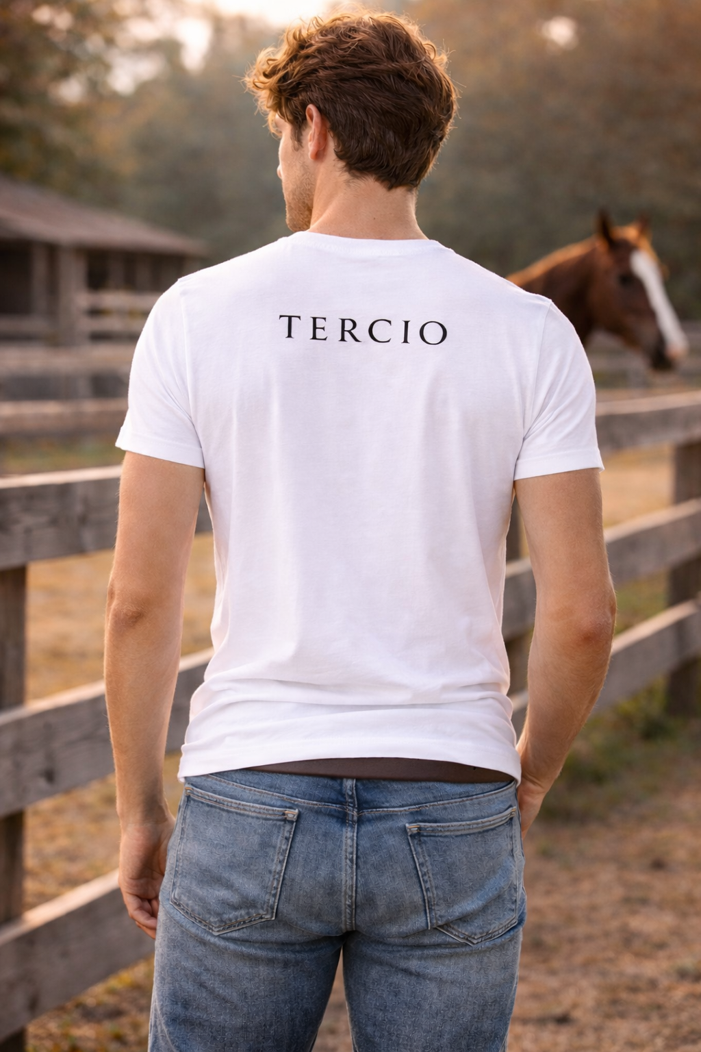 Camiseta hombre blanca “Huella Indomable” – estilo español TERCIO