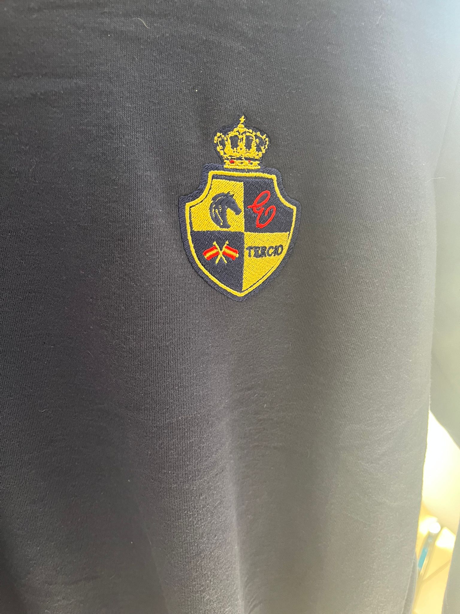 Sudadera unisex azul marino TERCIO con escudo bordado